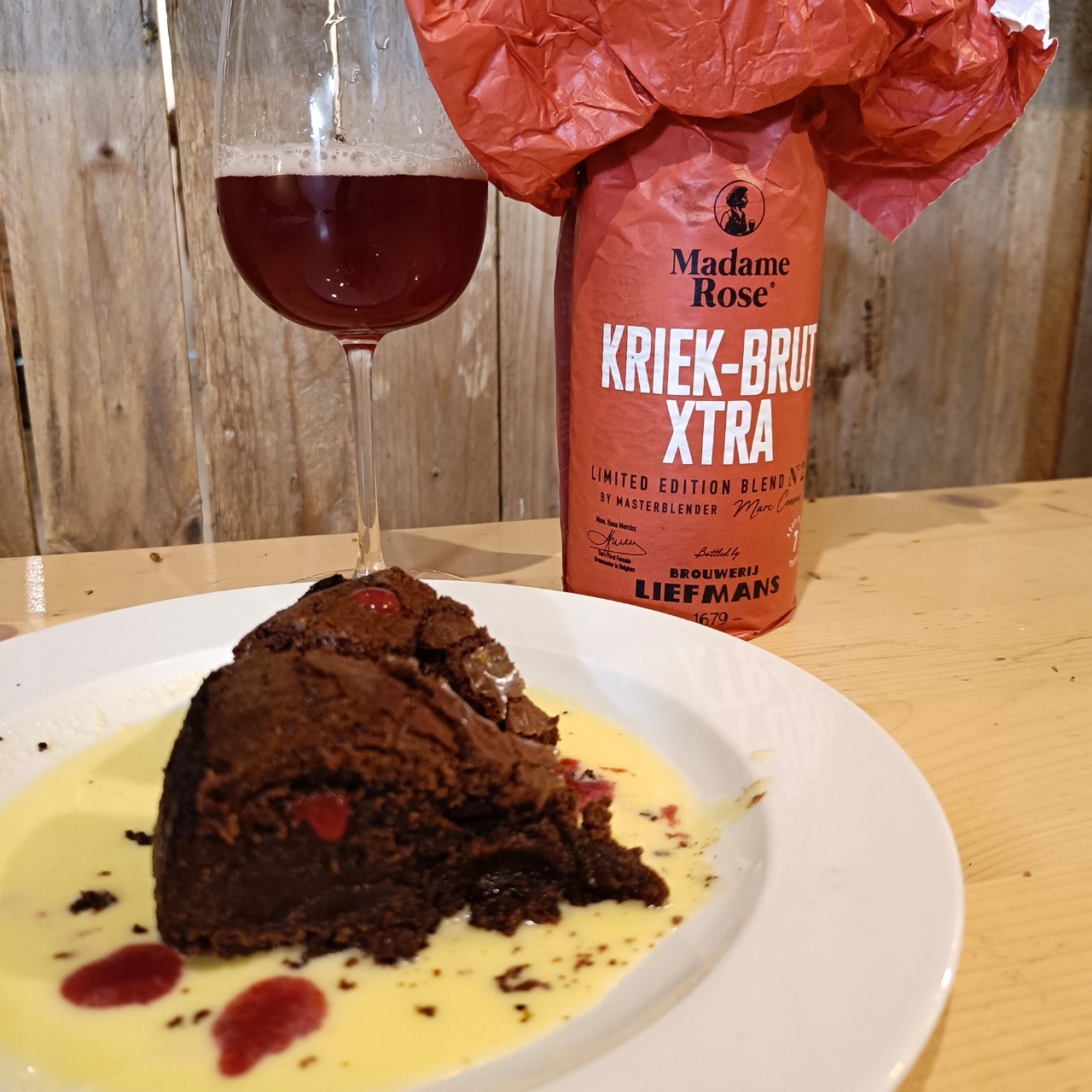 Kladdkaka met Creme Anglaise en Coulis van Rood Fruit Kriek met Brut Rosa Limited Edition
